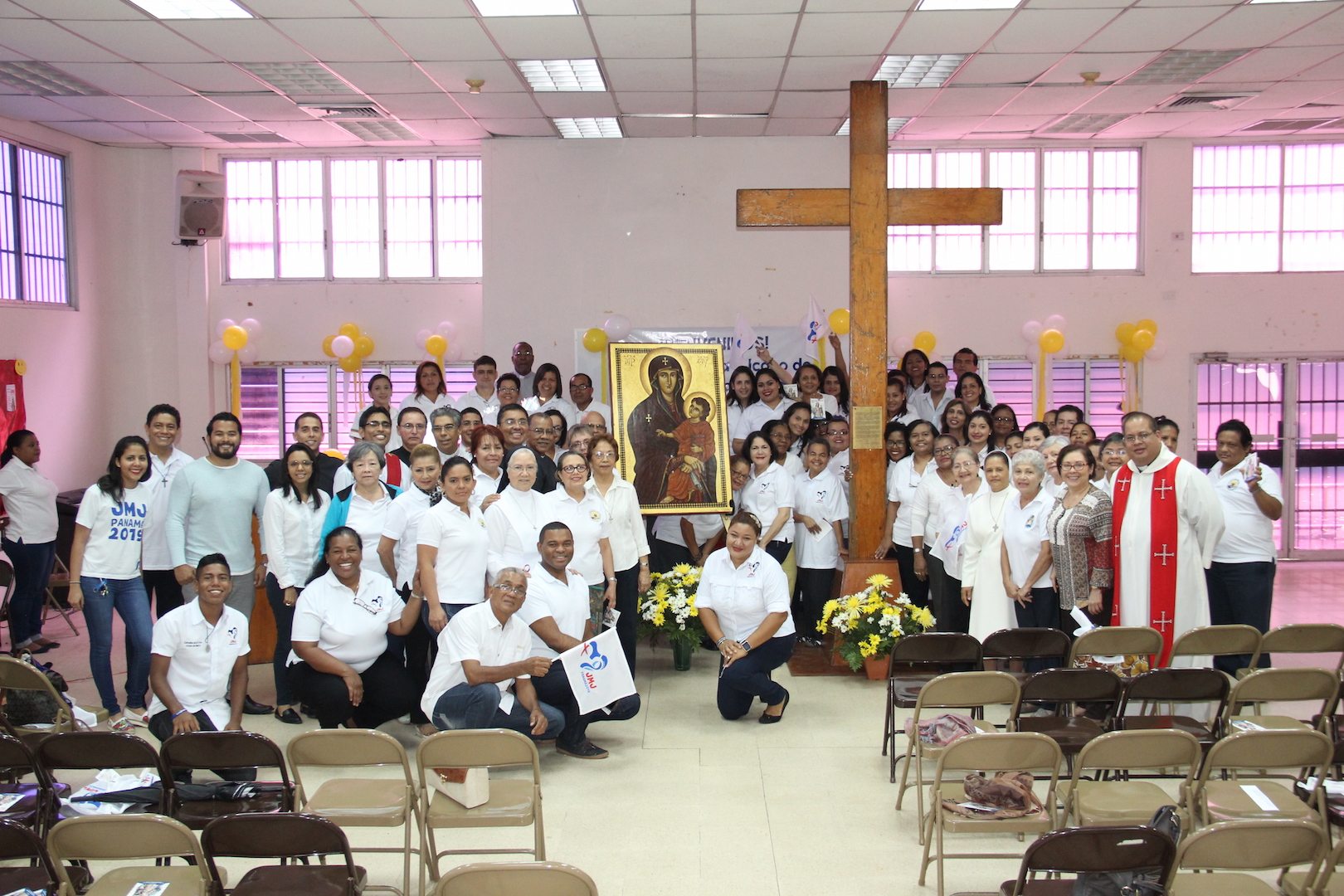 Colaboradores del Arzobispado reciben la Cruz Peregrina y el Icono de la Virgen María de la JMJ