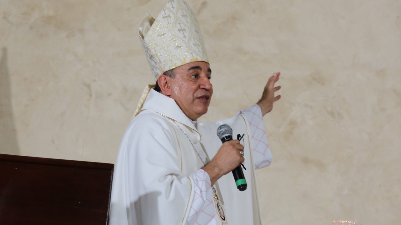 Arzobispo sale del país por compromisos episcopales