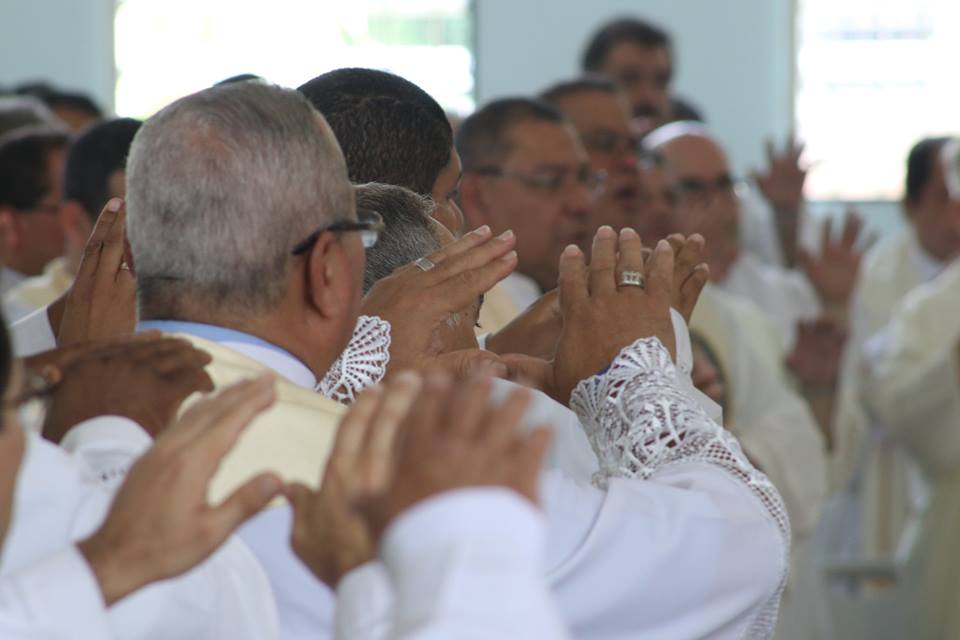 Unos 200 sacerdotes reiteran su compromiso con la Iglesia