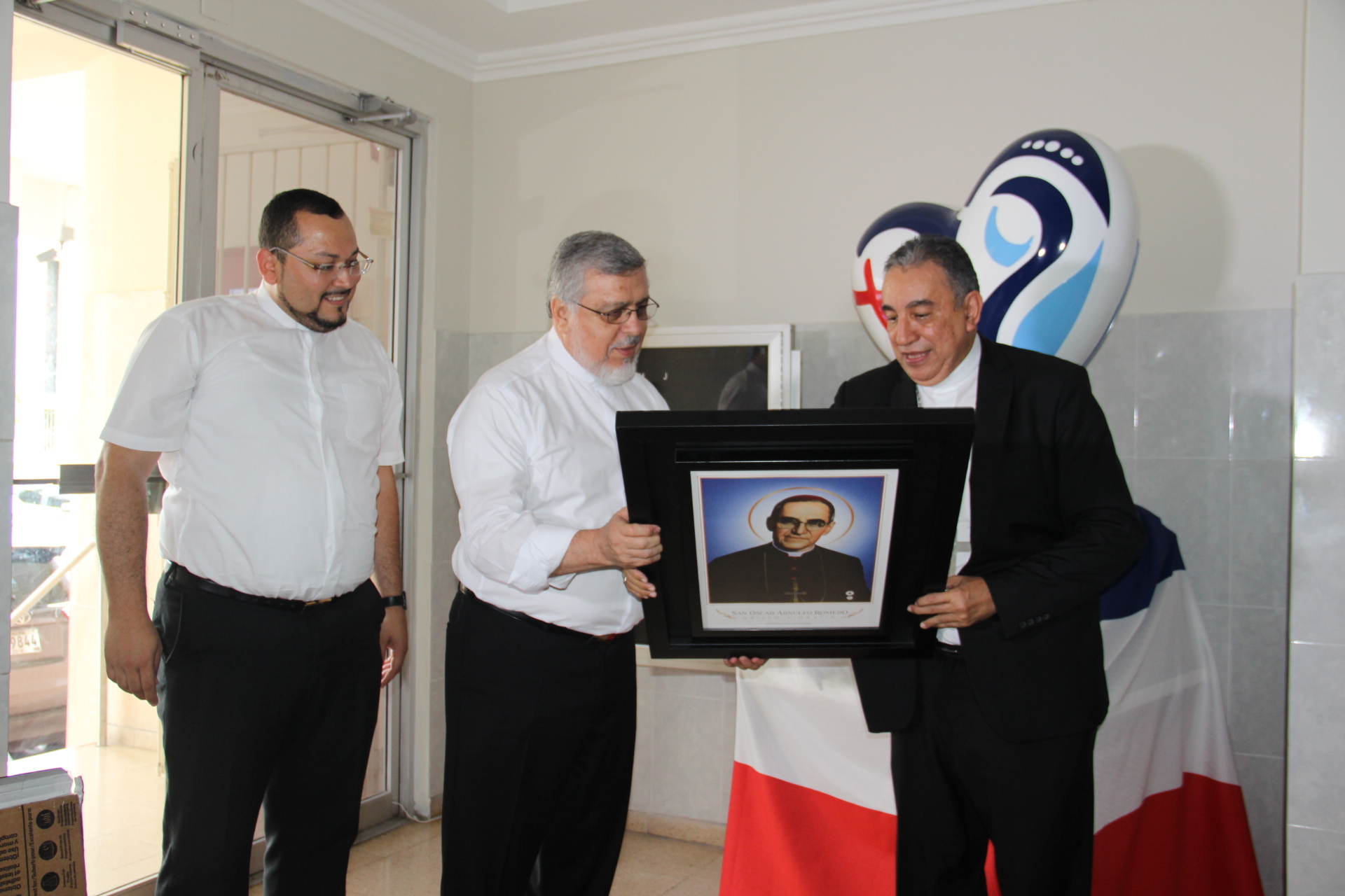 Arquidiócesis de El Salvador entrega cuadro de Reliquia de 1º grado “ex ossibus” a la Iglesia Panameña