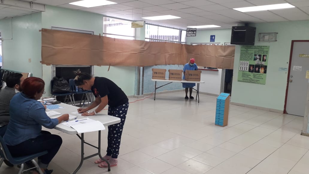 Pacientes y funcionarios en hospitales ejercen su derecho al voto