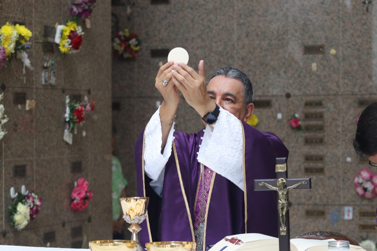 Arzobispo Ulloa invita a orar por los fieles difuntos en el mes de noviembre