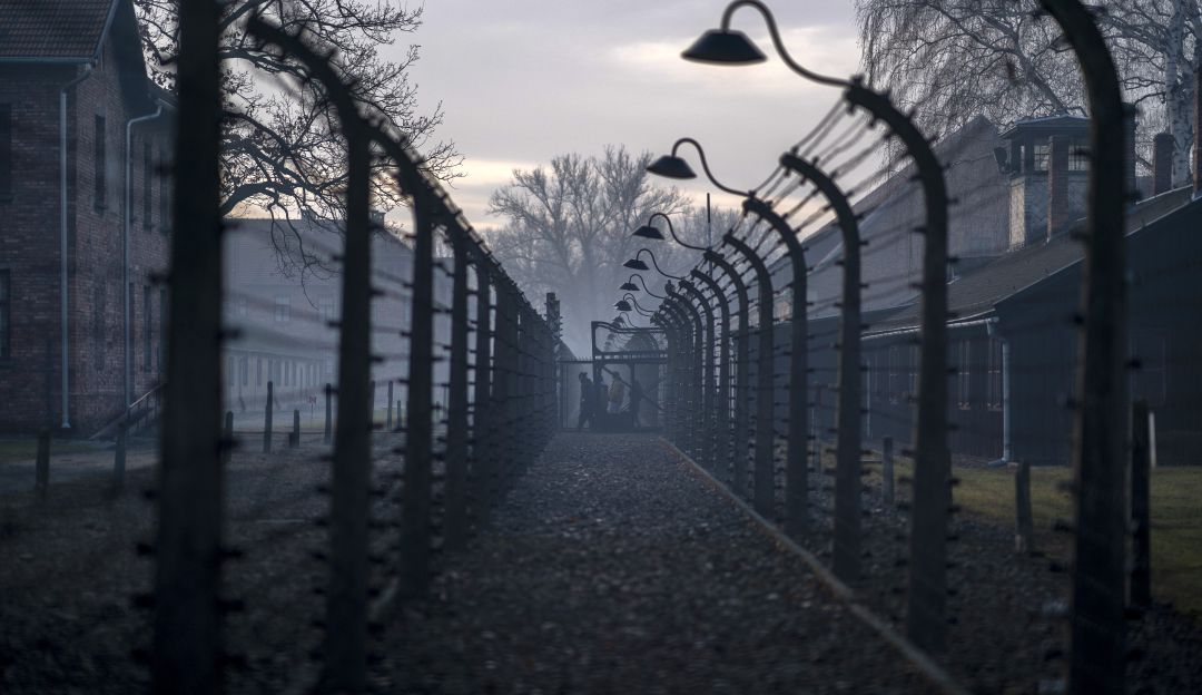 EN MEMORIA DE LOS JUDÍOS FALLECIDOS EN HOLOCAUSTO
