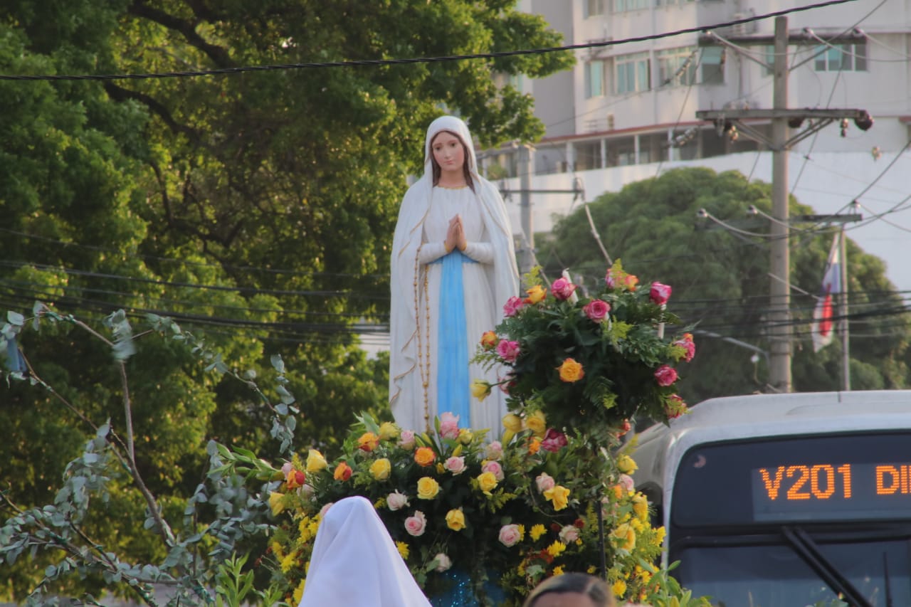 Fieles devotos de Nuestra Señora de Lourdes, celebraron con Eucaristía, procesión y serenatas