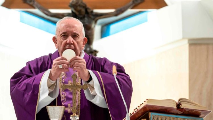 El Papa: Exhorta a los sacerdotes llevar la eucaristía a los enfermos,  por Coronavirus