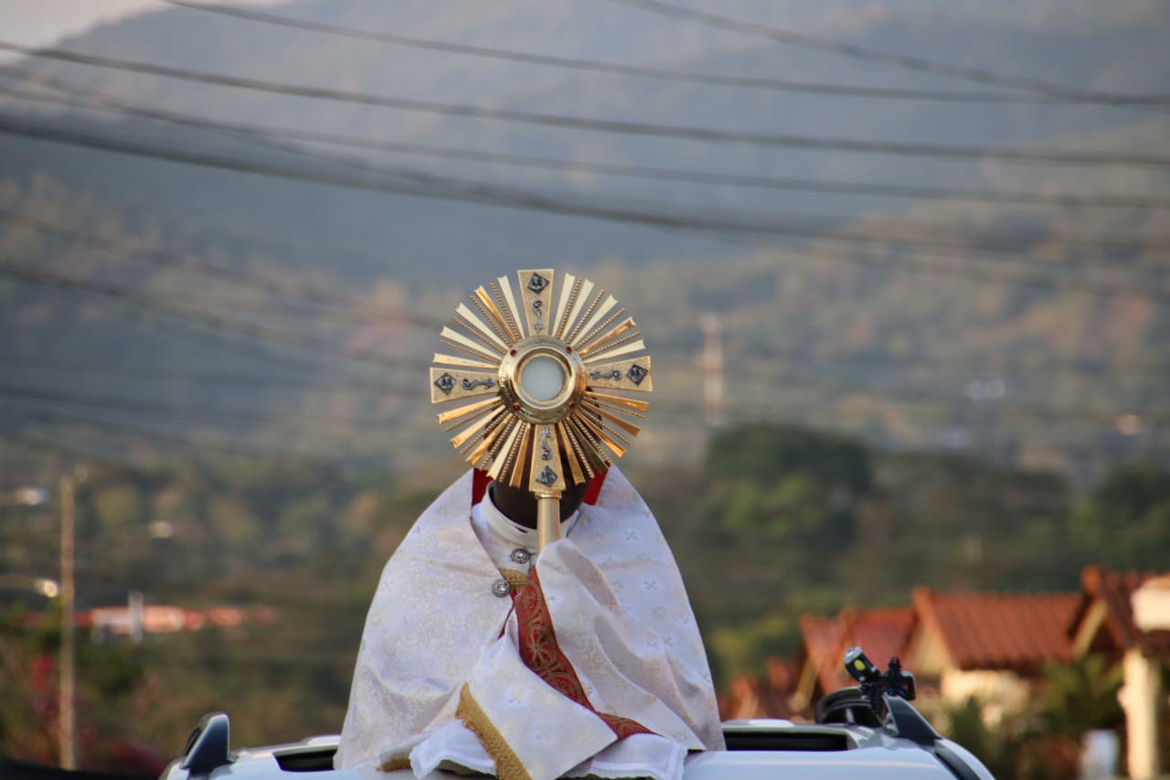 Cristo Eucaristía salió al encuentro de sus feligreses, en Cuarentena
