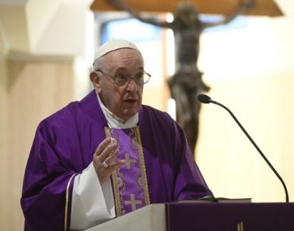 El Papa reza por los médicos y trabajadores  de la salud que están dando sus vidas