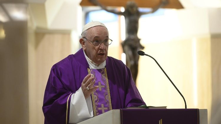 El Papa reza por los médicos y trabajadores  de la salud que están dando sus vidas