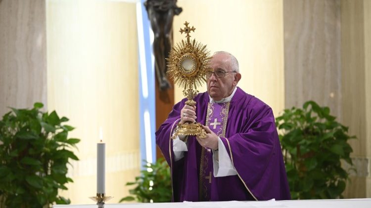 El Papa ora en Santa Marta por los que murieron por COVID-19