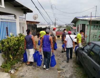 Sacerdote y feligreses de la parroquia  San Marcos Evangelistas, entregan bolsas de comida a familias sin ninguna entrada económica