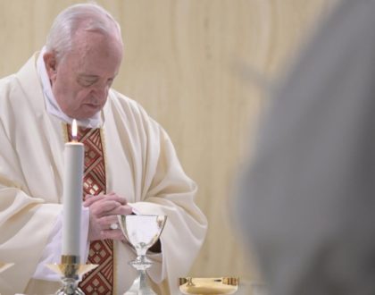 Papa Francisco ora por las personas tristes