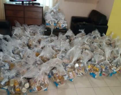 El párroco y feligreses del proyecto esperanza, de la parroquia la Ascensión del Señor, Mañanitas entregaron 363 bolas de comida a familias necesitadas