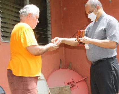 Diácono lleva la Comunión a las residencias  de las comunidades de la Parroquia de San José, Paraíso