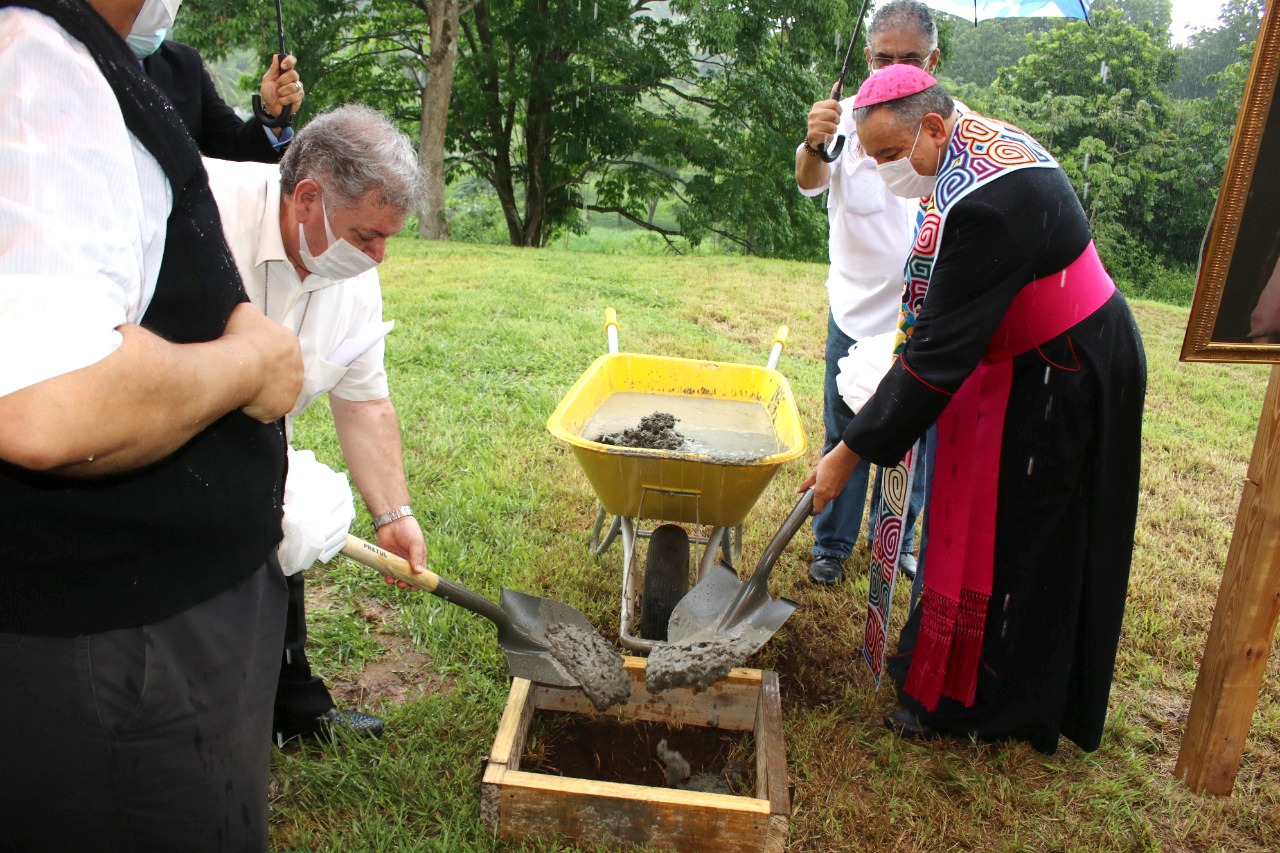 Arzobispo coloca primera piedra para la construcción de la réplica de la Capelinha de la Virgen de Fátima