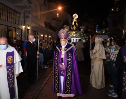 Arzobispo Ulloa acompaño la procesión del Viernes de Dolores en el Casco Antiguo