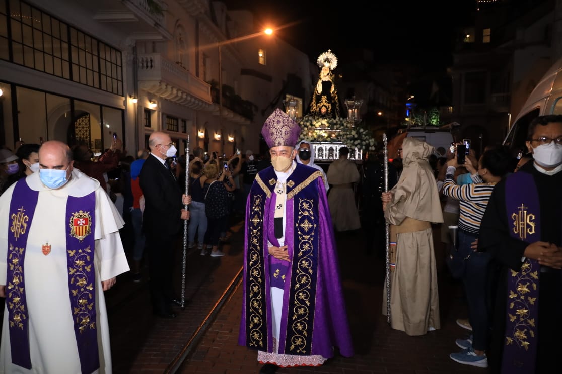 Arzobispo Ulloa acompaño la procesión del Viernes de Dolores en el Casco Antiguo