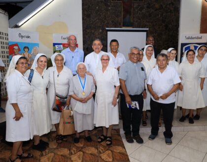 Hna. Nieves recibió medalla Sta. María la    Antigua por sus 100 años de vida y servicio al país
