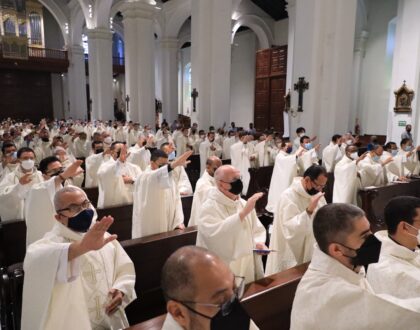 Clero Arquidiocesano se congregaron y renovando sus promesas sacerdotales en la Misa Crismal