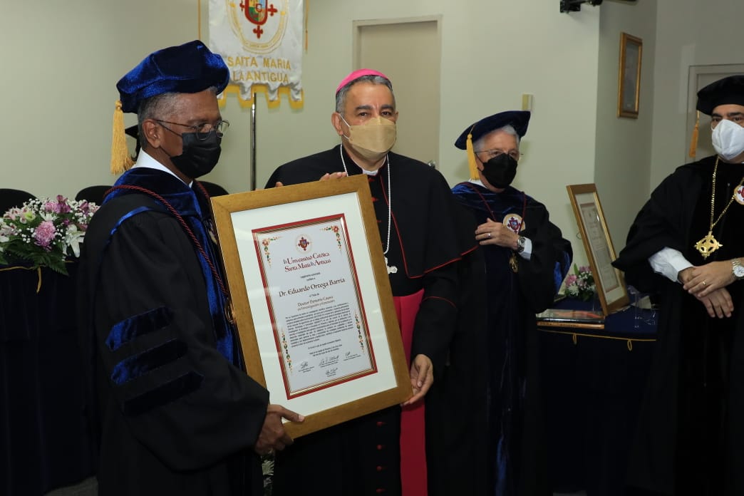 Médicos panameños son galardonados con el  ‘Doctorado Honoris Causa’ por la USMA