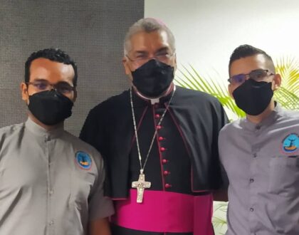 Dos seminaristas primeros graduados en el Bachillerato Eclesiástico en Teología