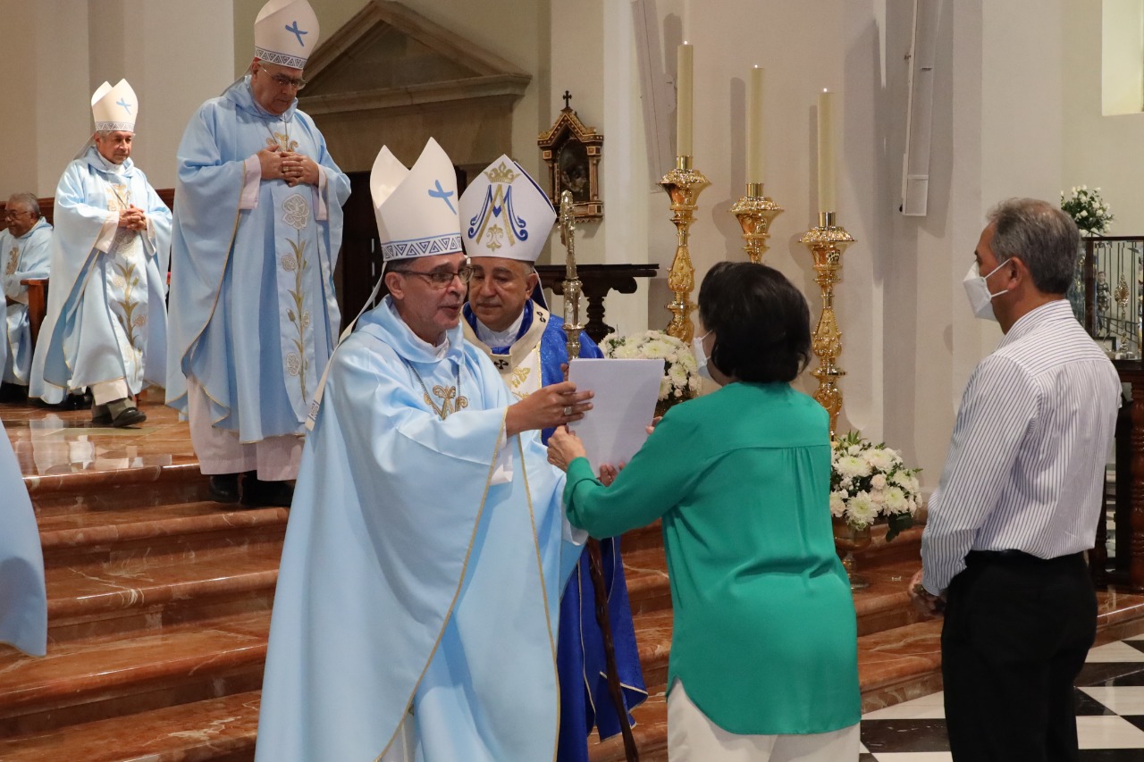 Obispos colocan a los pies de la Virgen la Síntesis  del proceso de escucha enviado a Roma