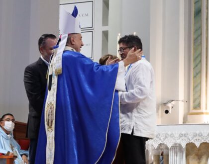 Entregan medalla de Santa María la Antigua y pergamino al pintor Arístides Ureña
