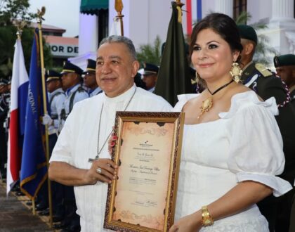 Homenaje al  Arzobispo de Panamá durante el acto de cremación de banderas
