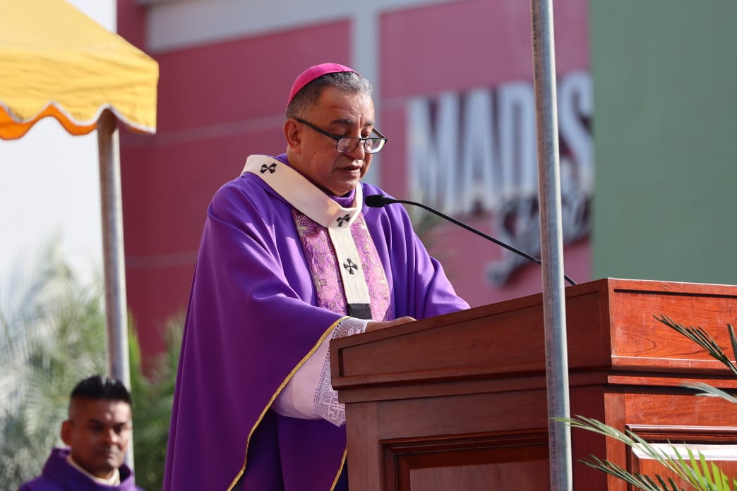 Arzobispo Ulloa pide sacar lo mejor del estudiante