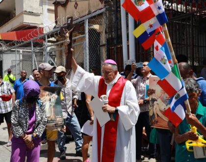 Personas en situación de calle y trabajadoras sexuales participan de Vía Crucis este Viernes Santo