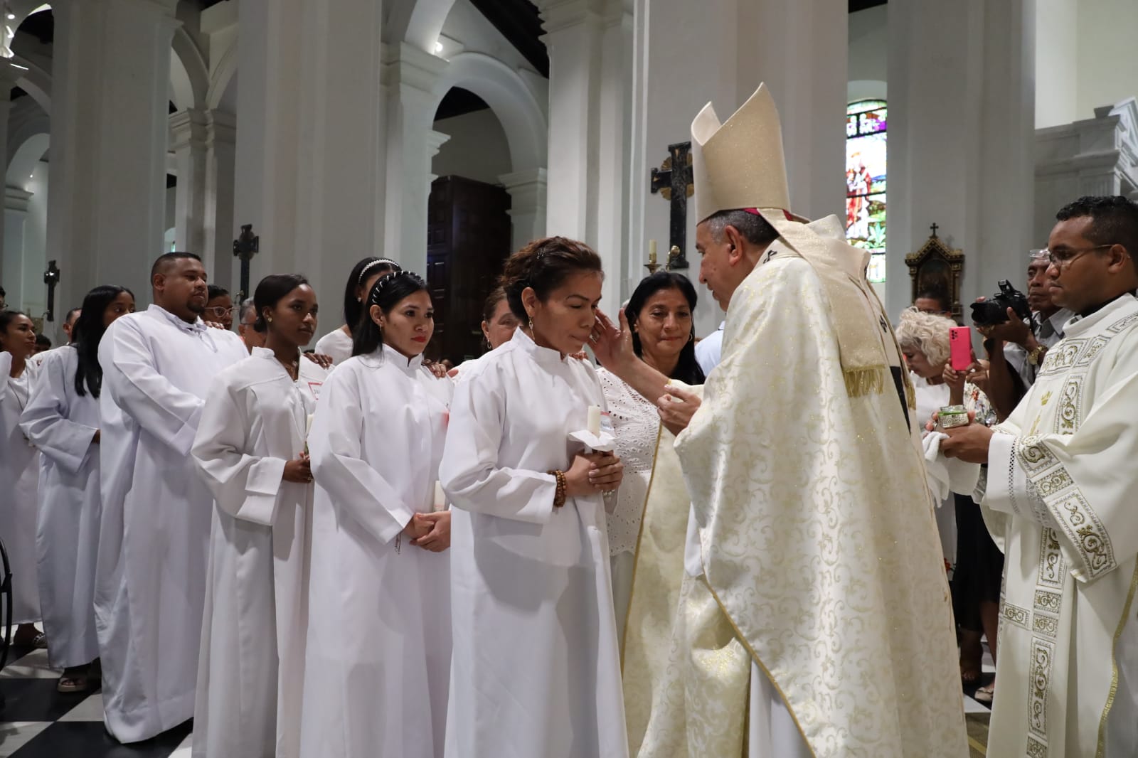 Más de 170 adultos de 19 parroquias de la Arquidiócesis  recibieron el sacramento de la Confirmación
