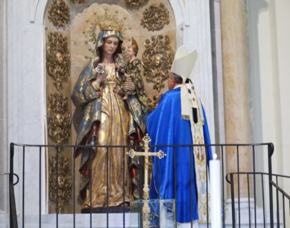 Arzobispo Ulloa, celebra primer día de novena  en honor a Santa María la Antigua