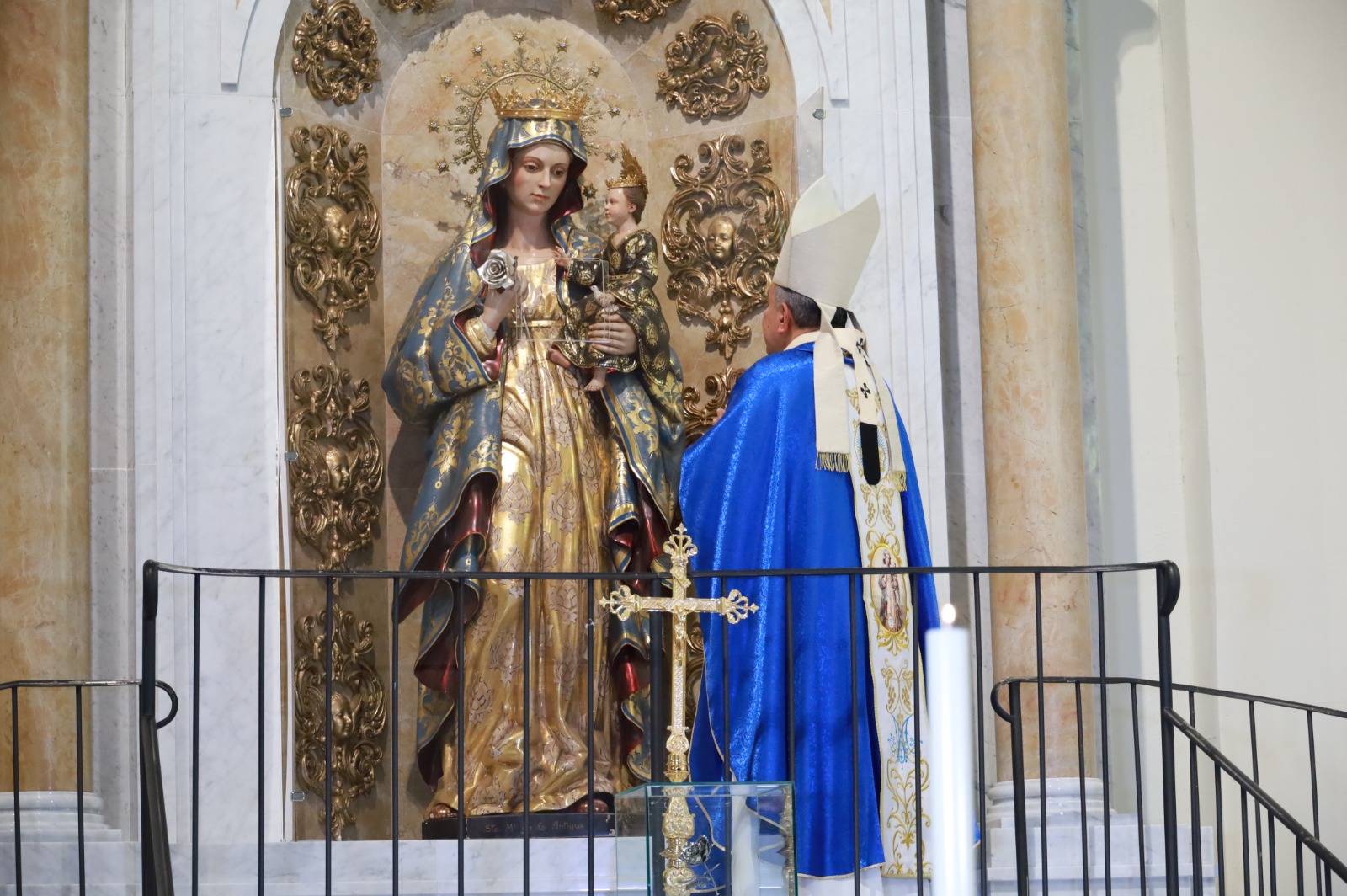 Arzobispo Ulloa, celebra primer día de novena  en honor a Santa María la Antigua