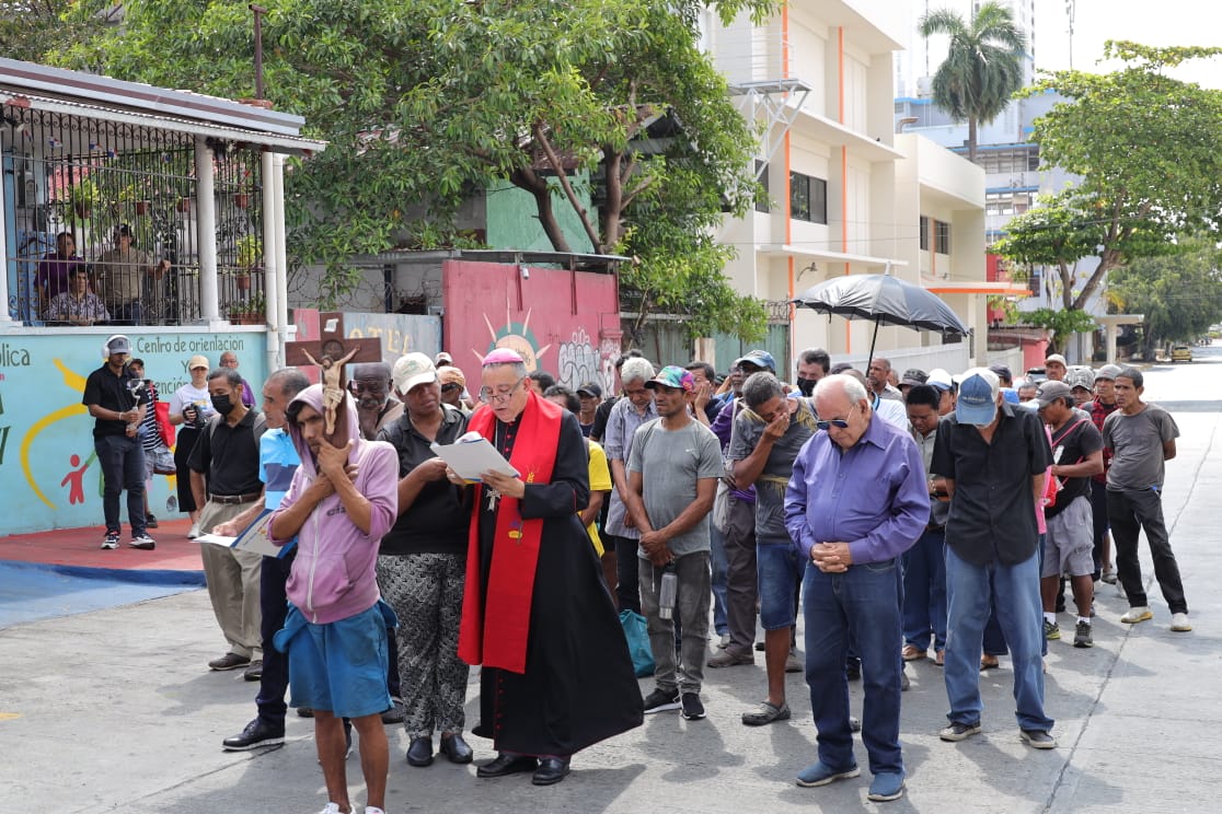En Vía Crucis con habitantes de calle se oró por migrantes y recuperar la dignidad humana