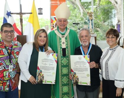 Al cumplirse los 60 años de la primera Misa televisada, tres productores de televisión reciben medalla Santa María la Antigua,