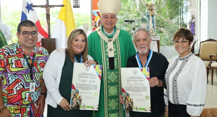 Al cumplirse los 60 años de la primera Misa televisada, tres productores de televisión reciben medalla Santa María la Antigua,