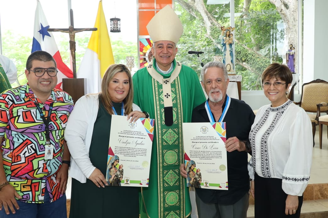 Al cumplirse los 60 años de la primera Misa televisada, tres productores de televisión reciben medalla Santa María la Antigua,