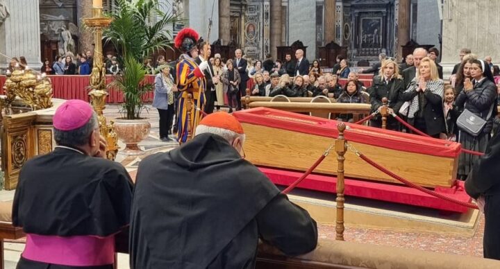 Delegación panameña rinde homenaje póstumo al Papa Francisco en la Basílica de San Pedro