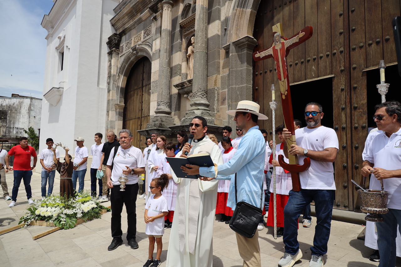 Fieles de San Francisco de Asís de La Caleta En peregrinación jubilar a la Catedral Basílica