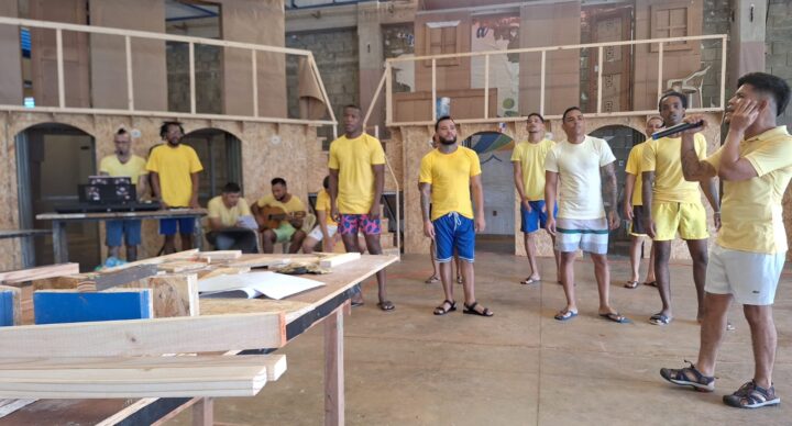 Privados de libertad ponen en escena la obra musical "Maestra Vida"