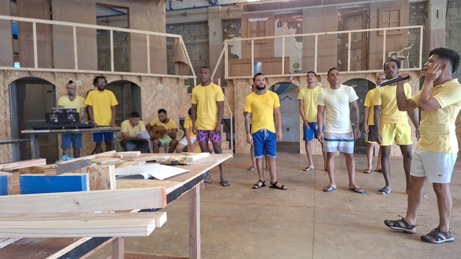 Privados de libertad ponen en escena la obra musical "Maestra Vida"