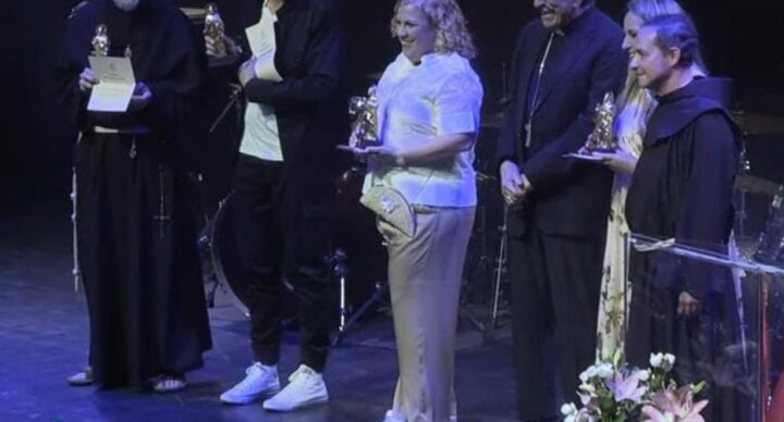 Ana de Watts gana el Catholic Music Award a Mejor Canción Mariana