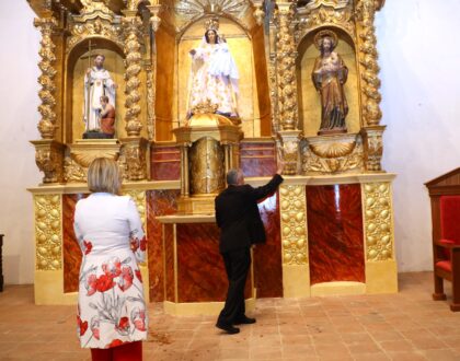 Bendicen histórico retablo de la Virgen del Rosario en Casco Antiguo