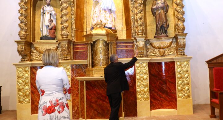 Bendicen histórico retablo de la Virgen del Rosario en Casco Antiguo