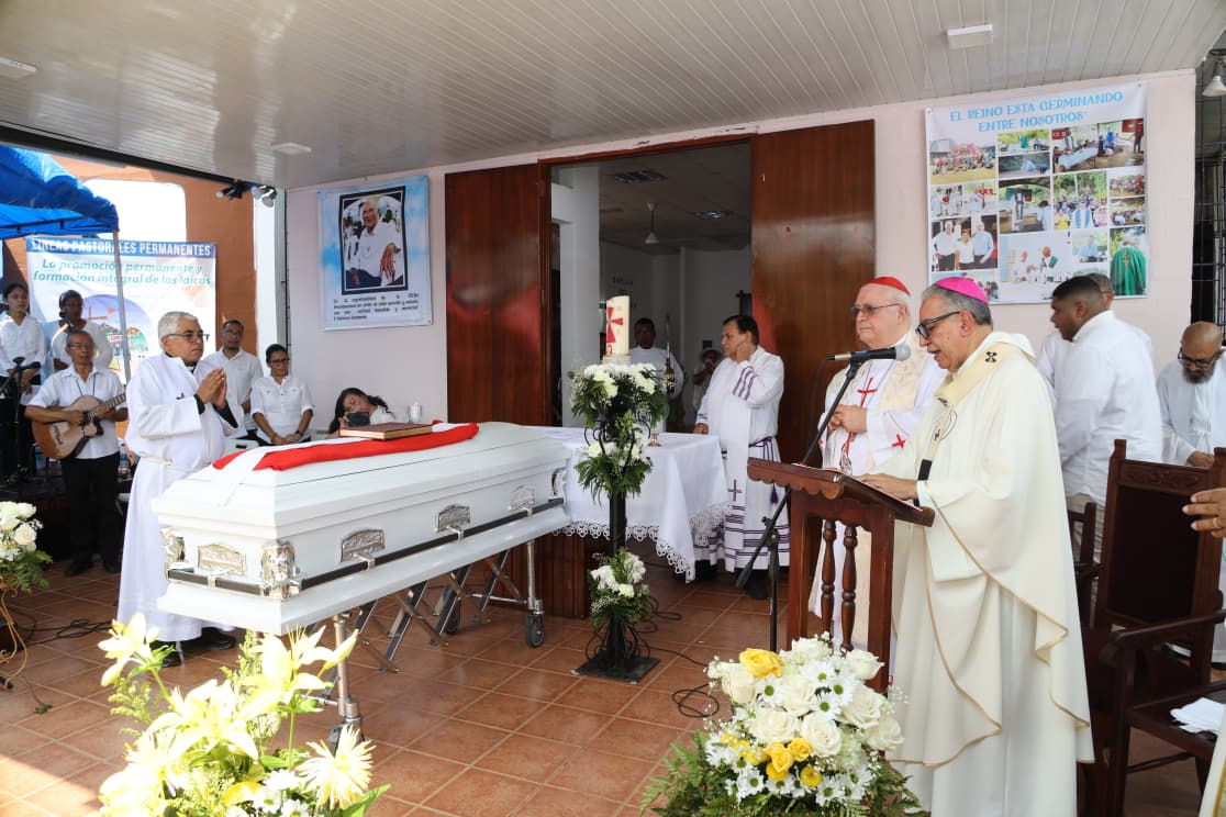 Entre cantos típicos y gratitud fieles de Chilibre y Caimitillo despiden al Pbro. Patricio Hanssens