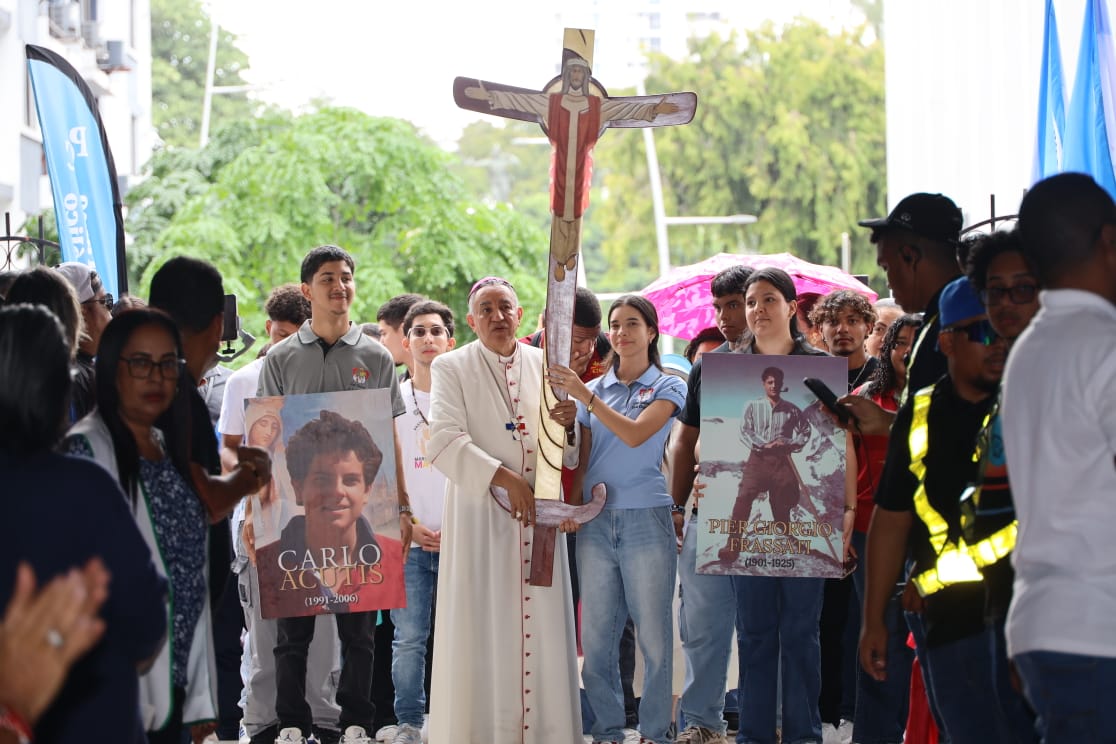 Cientos de adolescentes peregrinan bajo la lluvia y celebran su Jubileo en la Basílica Don Bosco