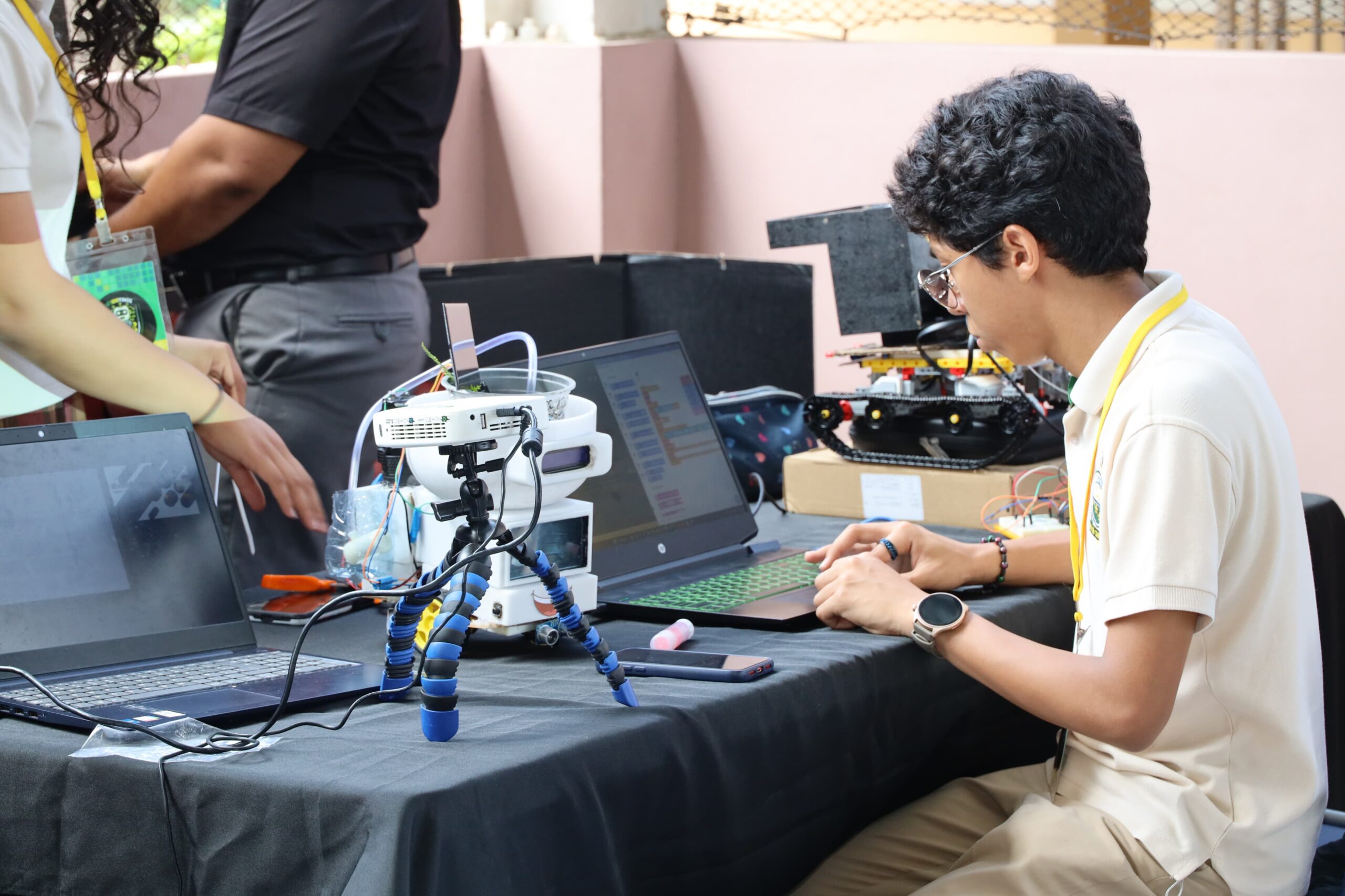 Talento y fe brillan en Olimpiadas de Matemáticas y Robótica 2025