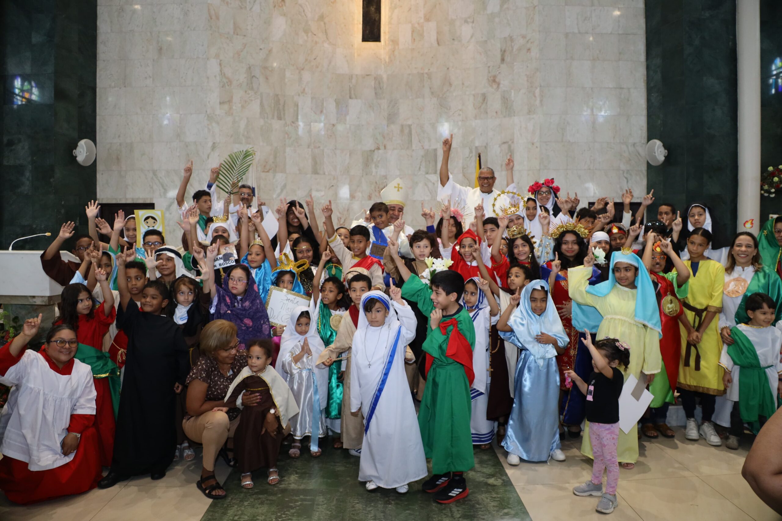 Niños y adolescentes celebran la Solemnidad de Todos los Santos con fe y alegría