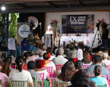 La Iglesia está presente donde la pobreza duele, Monseñor Ulloa