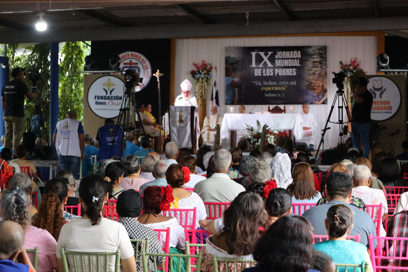 La Iglesia está presente donde la pobreza duele, Monseñor Ulloa