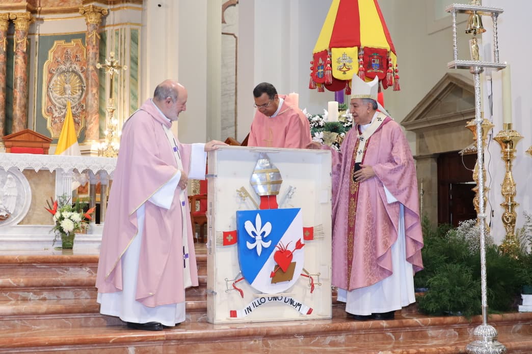 Arzobispo de Panamá recibe el escudo papal para la Catedral Basílica Santa María la Antigua